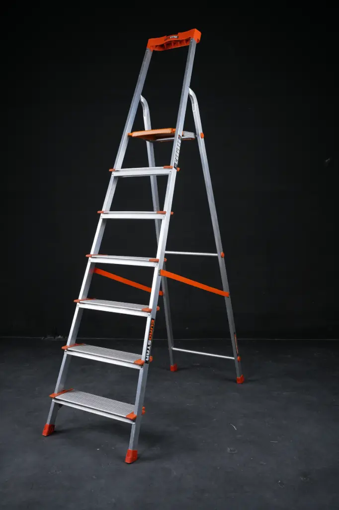 607